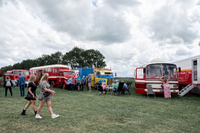 Bussen en bezoekers op het terrein