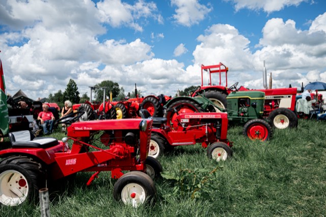 Rode tractoren op een rij