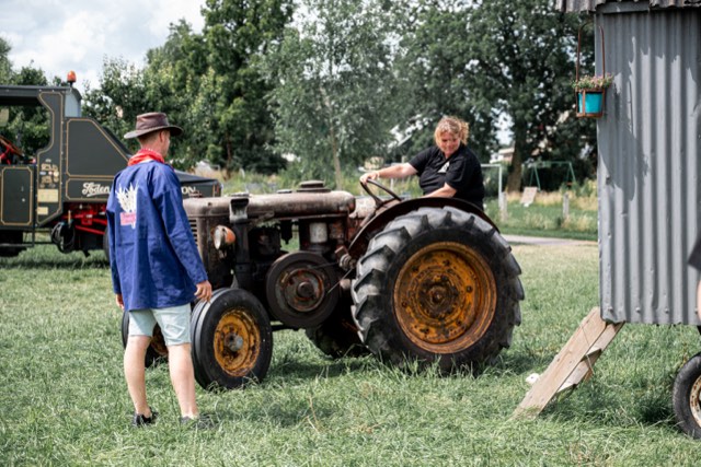 Bezoekers bij een tractor