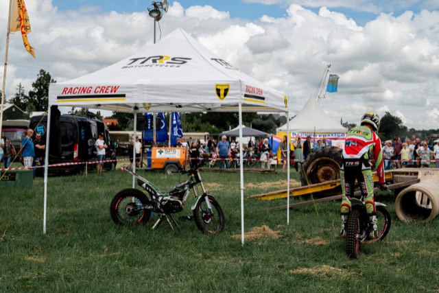 Trial motoren bij de tent