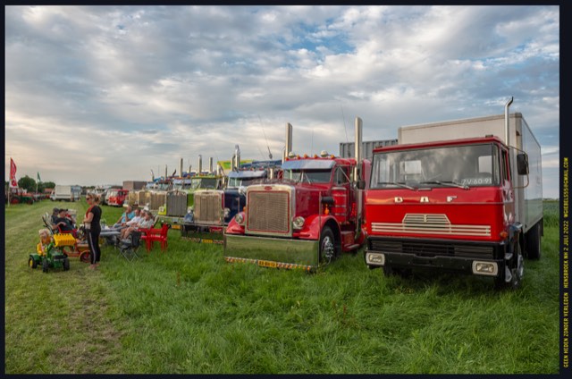 Vrachtwagens op een rij in de avondzon