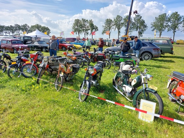 Bromfietsen op de markt